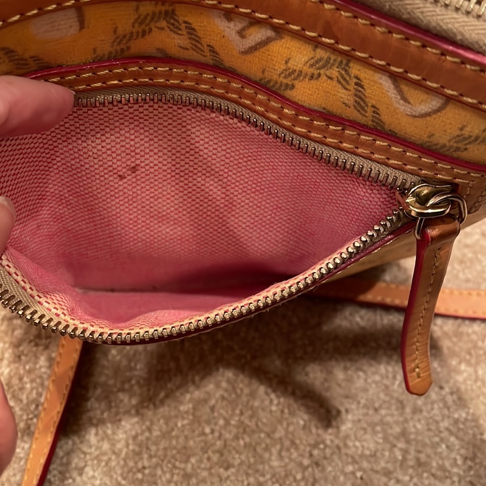 Dooney and Bourke small crossbody bag. - Picture 5 of 10